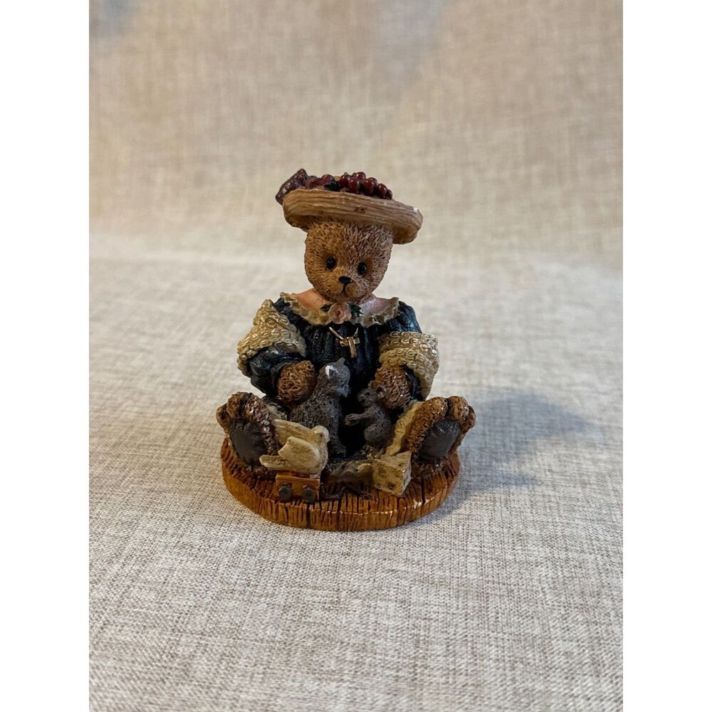Youngs Incorporated Berry Hill Bears Peacemakers Matt 59 Figurine 1997 NO FLAWS
